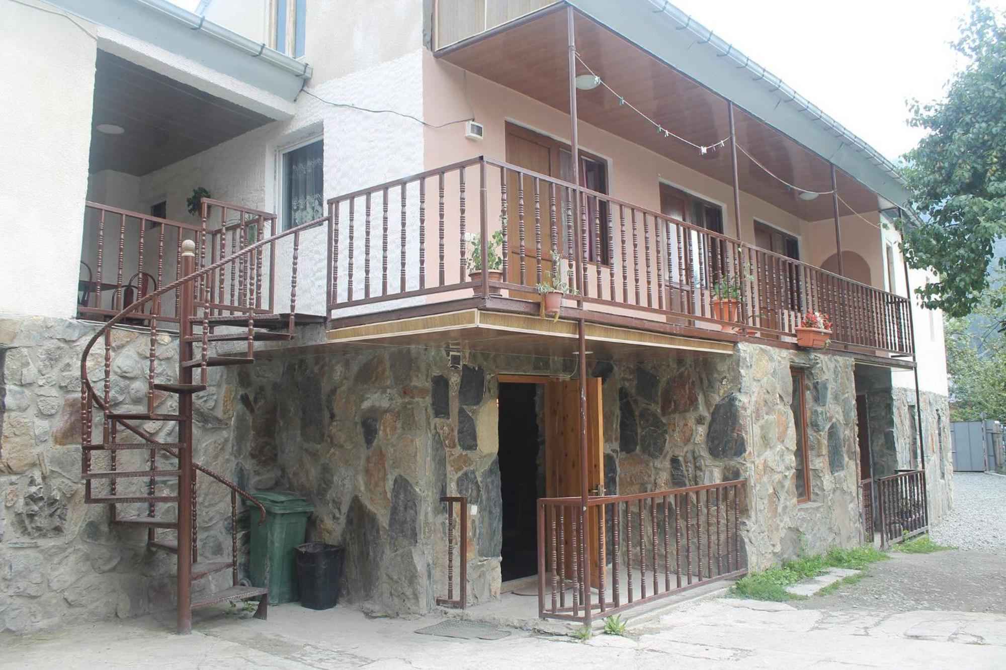 Sunny Hotel Местия Екстериор снимка